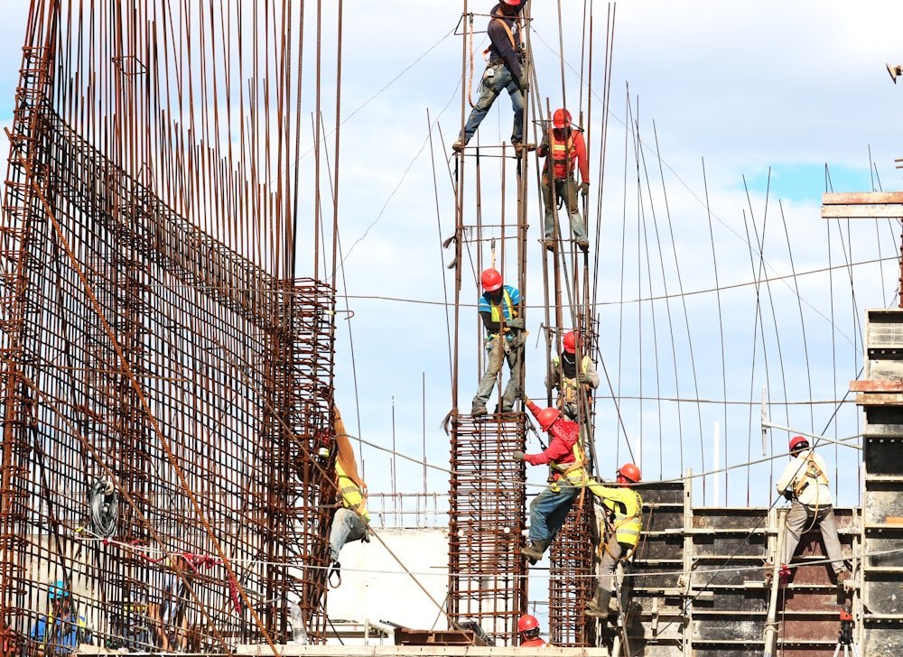 Armado de acero de refuerzo en una obra de ingeniería civil